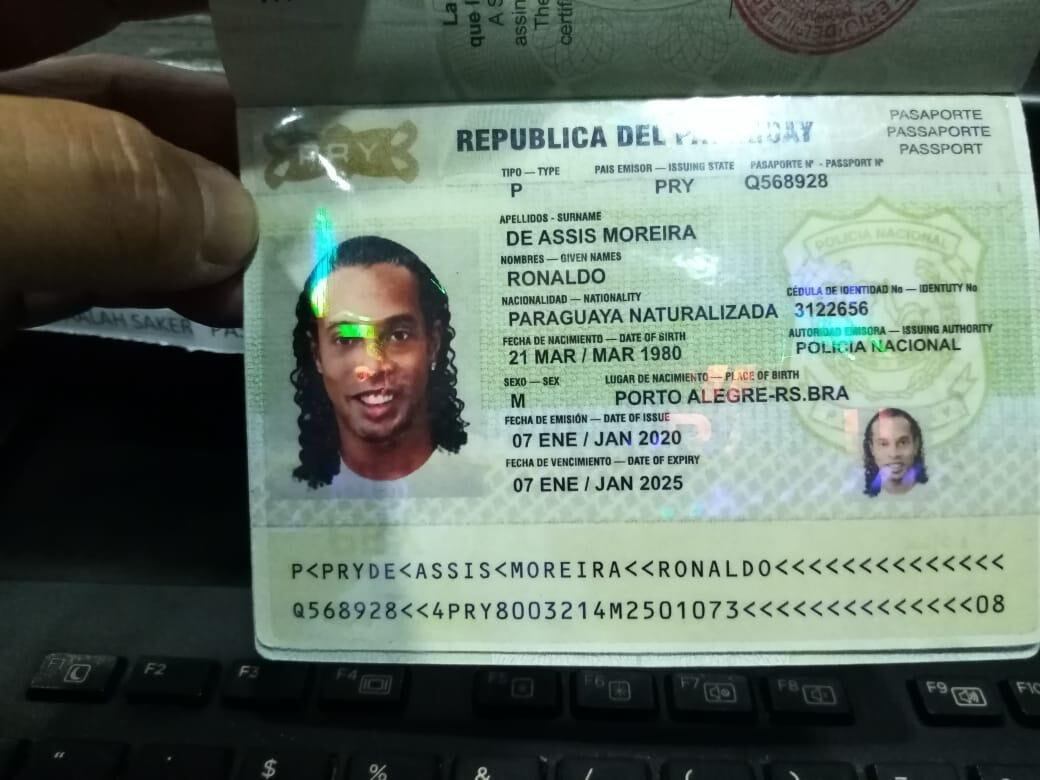 El pasaporte usado por "Dinho"