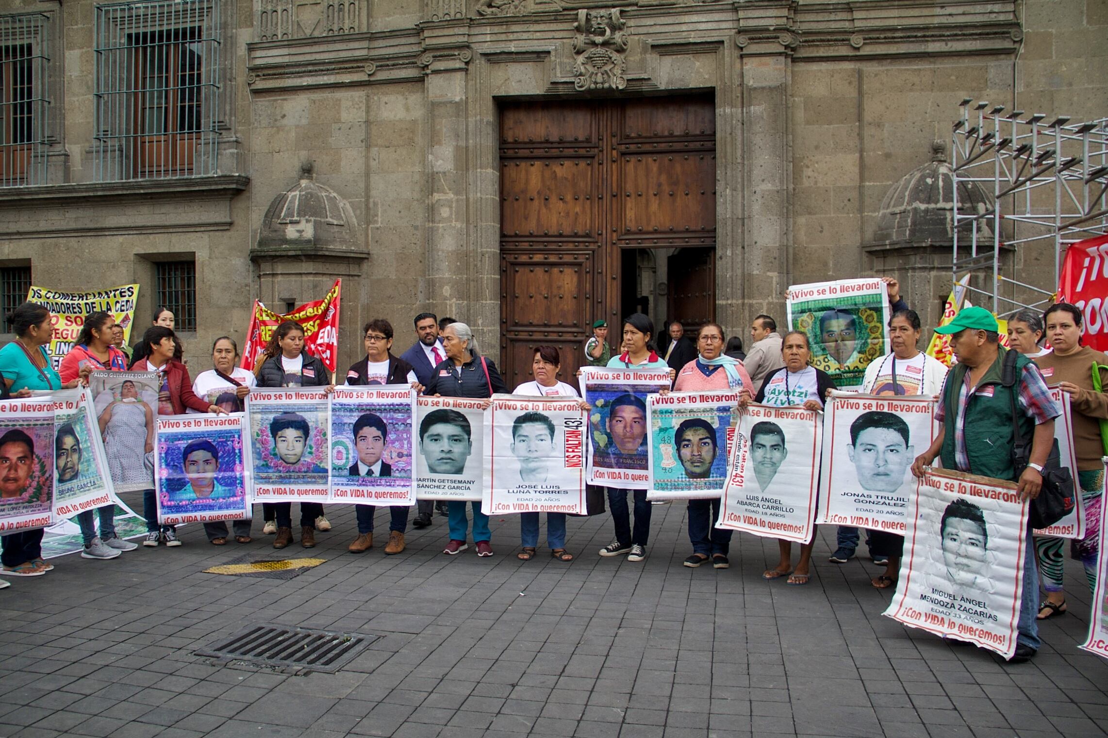 Familias de los 43 estudiantes de Ayotzinapa.