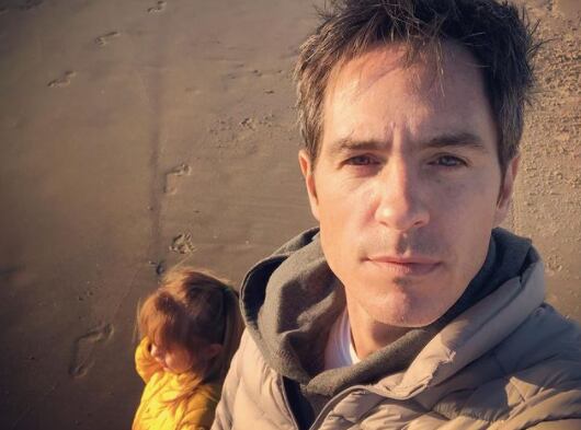 Mauricio Ochmann con su hija Kailani