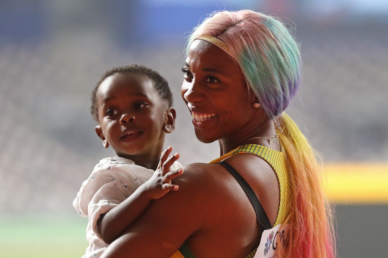 Shelly-Ann Fraser-Pryce celebra su cuarta medalla junto a su hijo Zyon de dos años