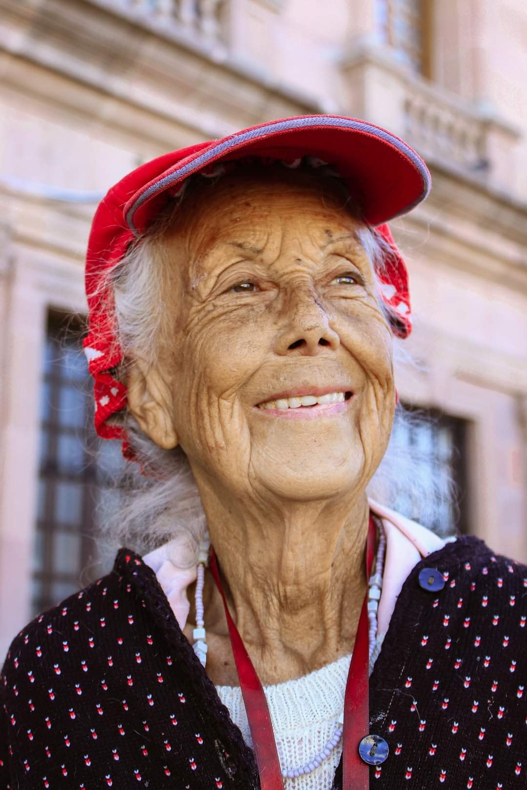 Abuelita pide sesión de fotos y ofrece pagar con manzanas