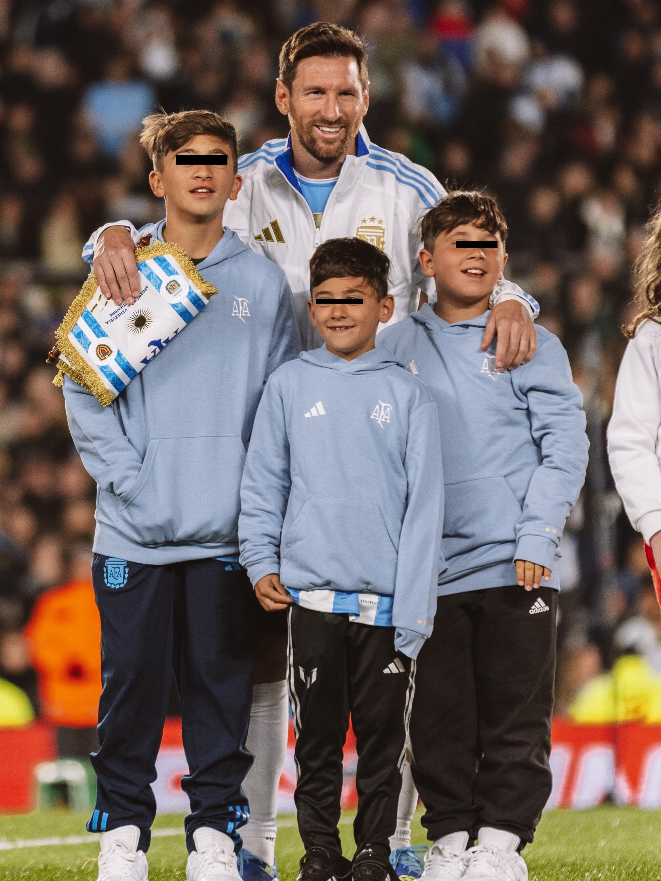 Lionel Messi con sus tres hijos.