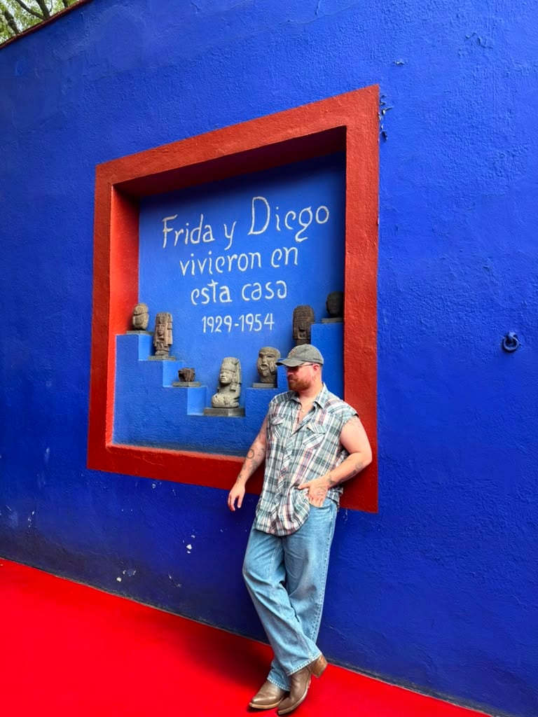 Sam Smith visita por cuarta vez la Casa Azul de Frida Kahlo en CDMX