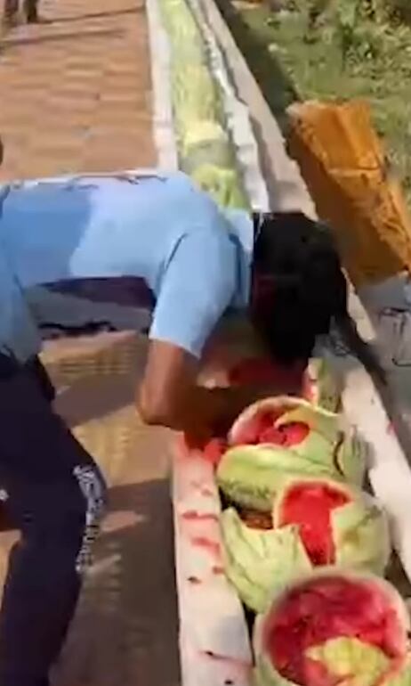 Hombre supera récord rompiendo 40 sandías con la cabeza