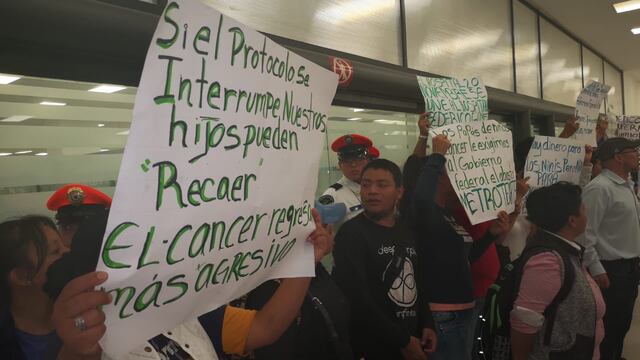Padres bloquean acceso a AICM por carencia de medicamentos contra el cáncer