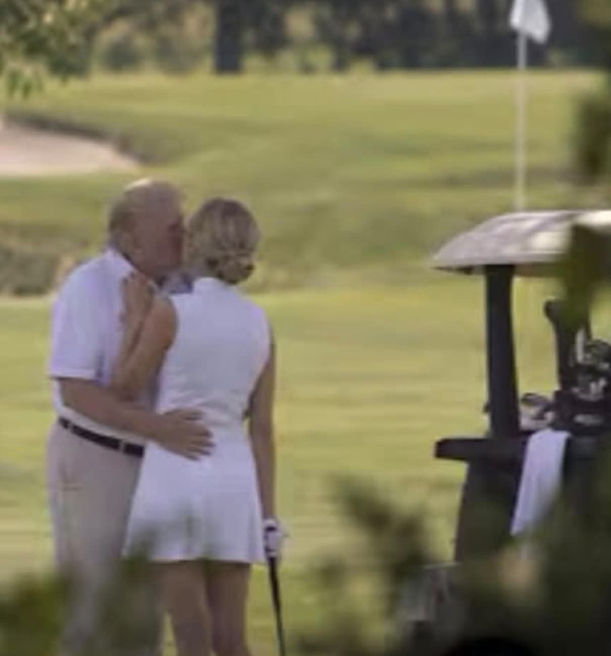 La foto viral de Donald Trump besando a Natalie Harp