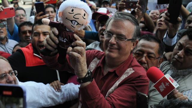 Seguidores de Marcelo Ebrard le obsequiaron un peluche de la figura de Andrés Manuel López Obrador, presidente de México.
