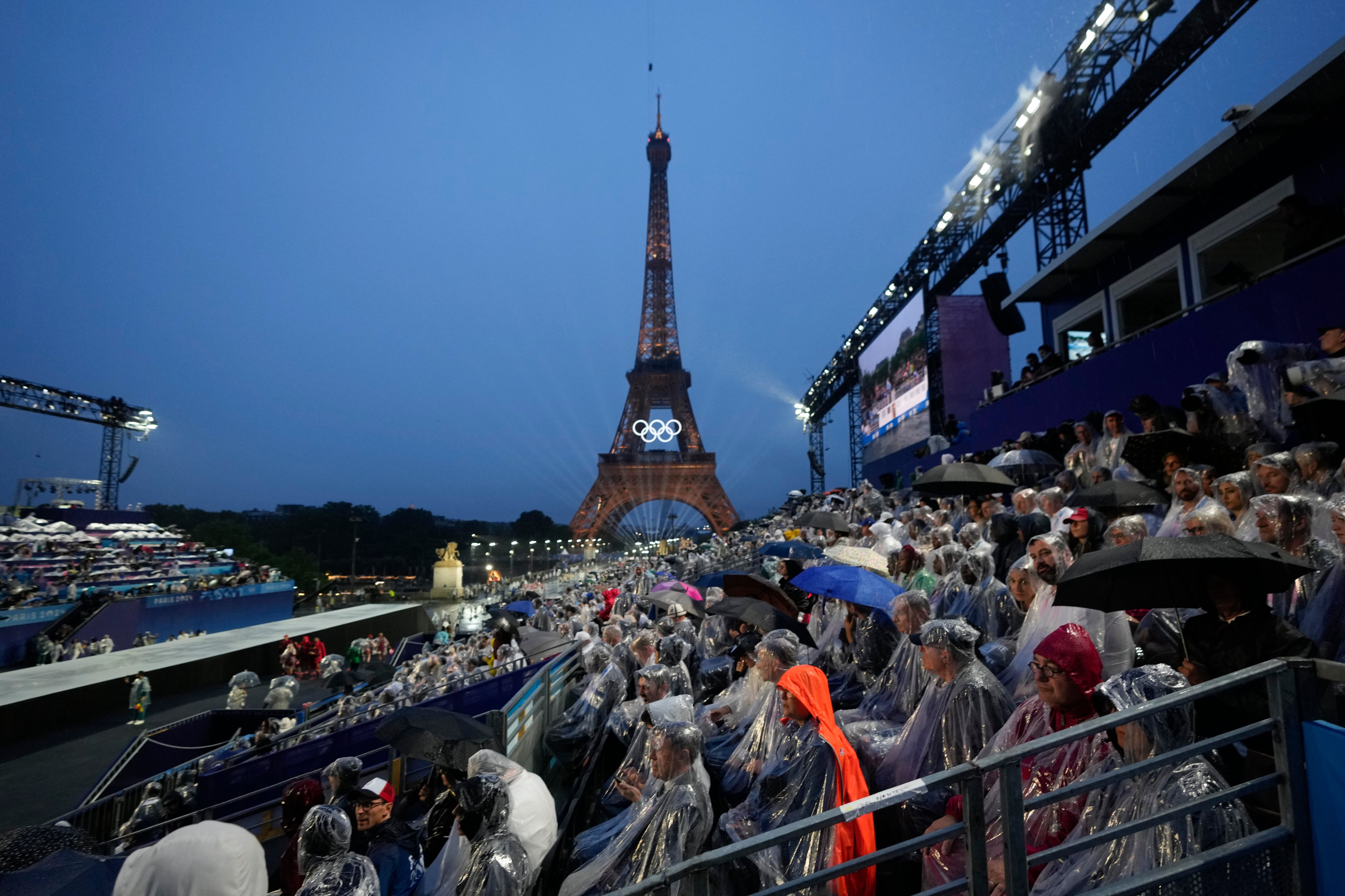 Fans durante la ceremonia de apertura de los Juegos Olímpicos de París 2024