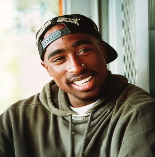 Tupac Shakur: El ícono que cambió la música y el activismo.