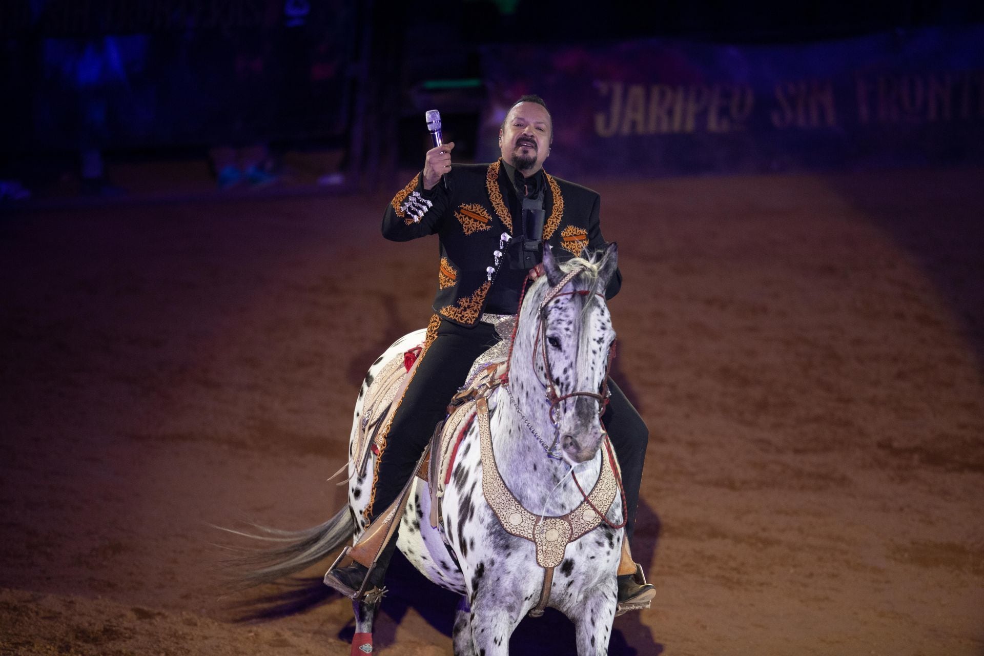 Pepe Aguilar, cantante.