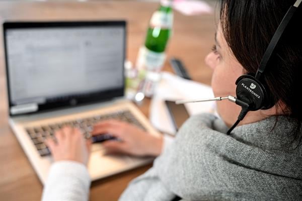 Mujer trabajando en modalidad teletrabajo