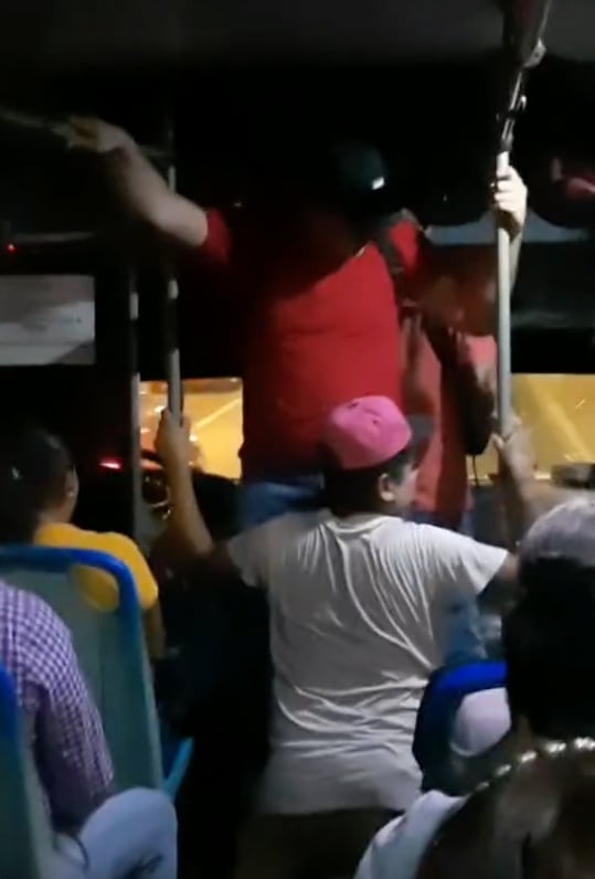 Video de TikTok difunde el momento durante el cual le bailan a un usuario del microbús