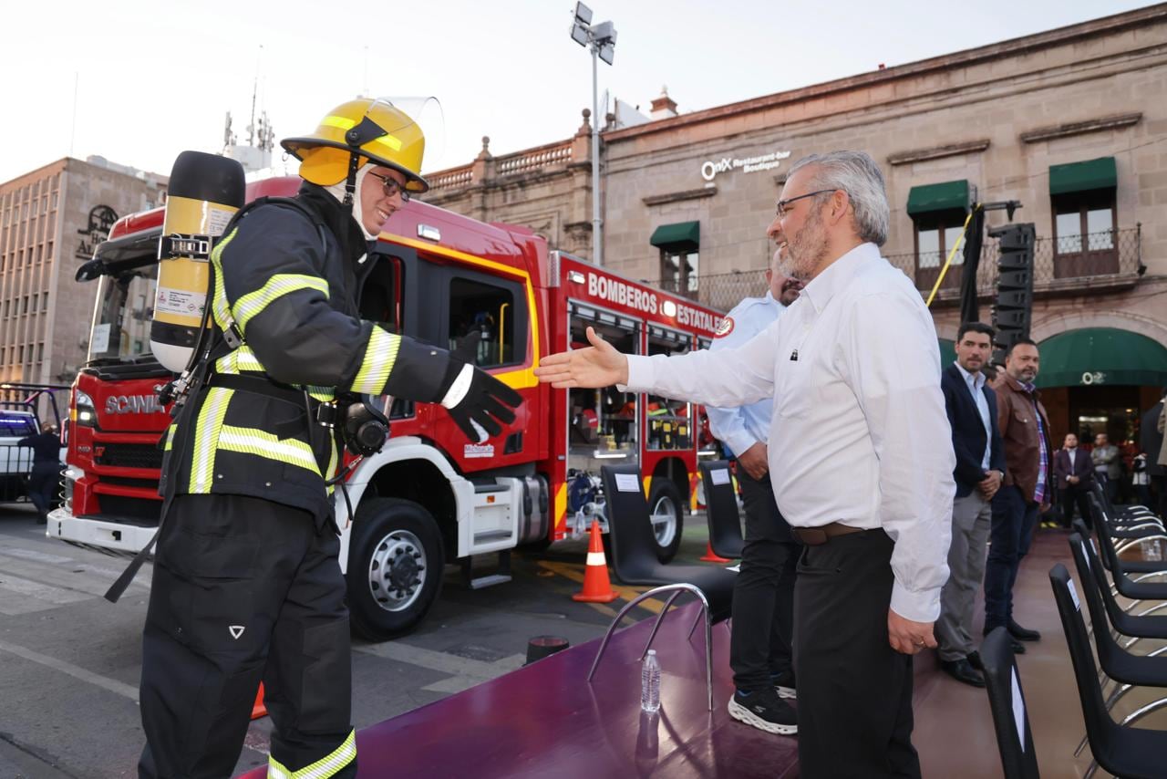 Los bomberos recibieron equipamiento de alta calidad para sus labores
