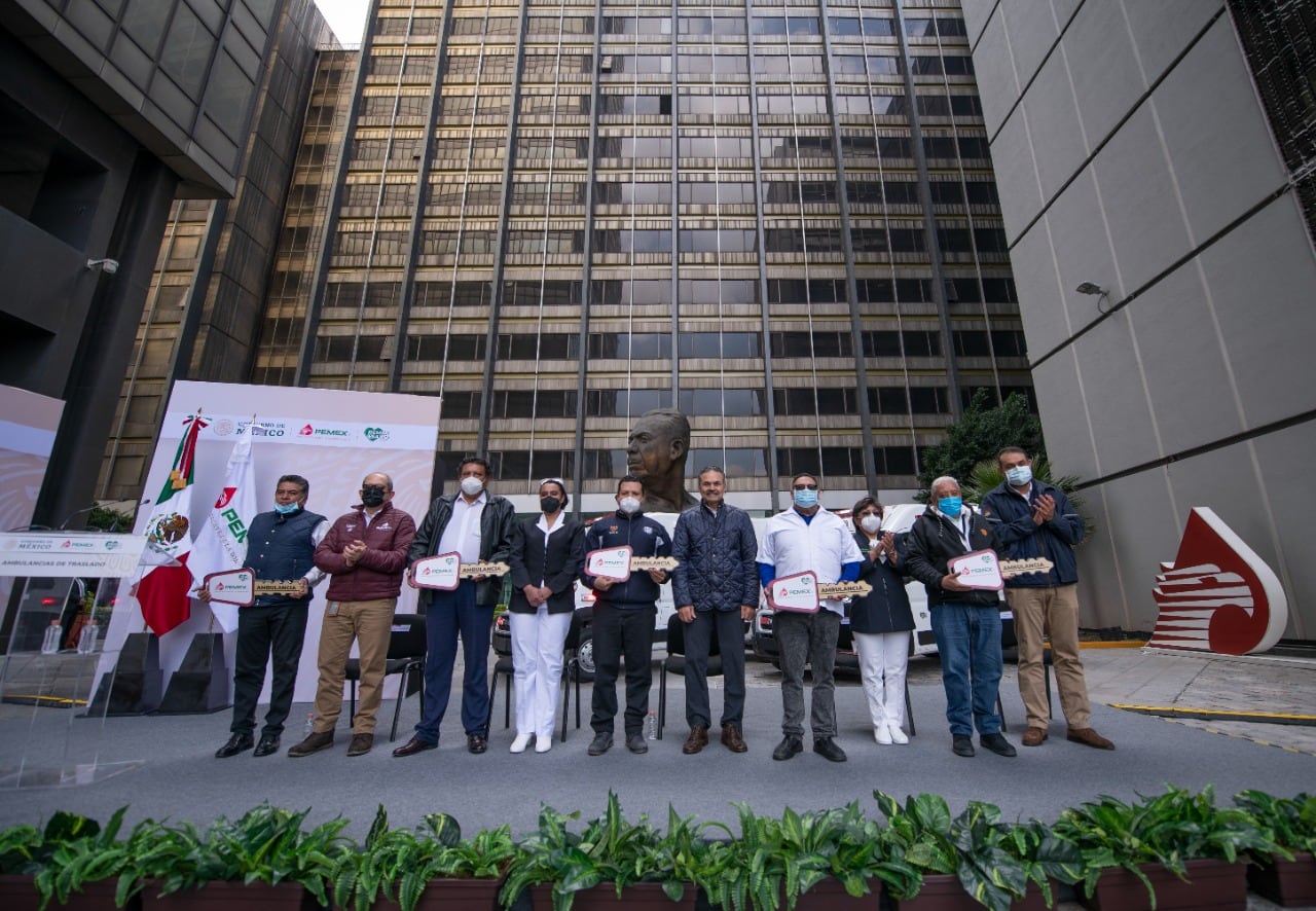 Octavio Romero Oropeza con trabajadores de la salud