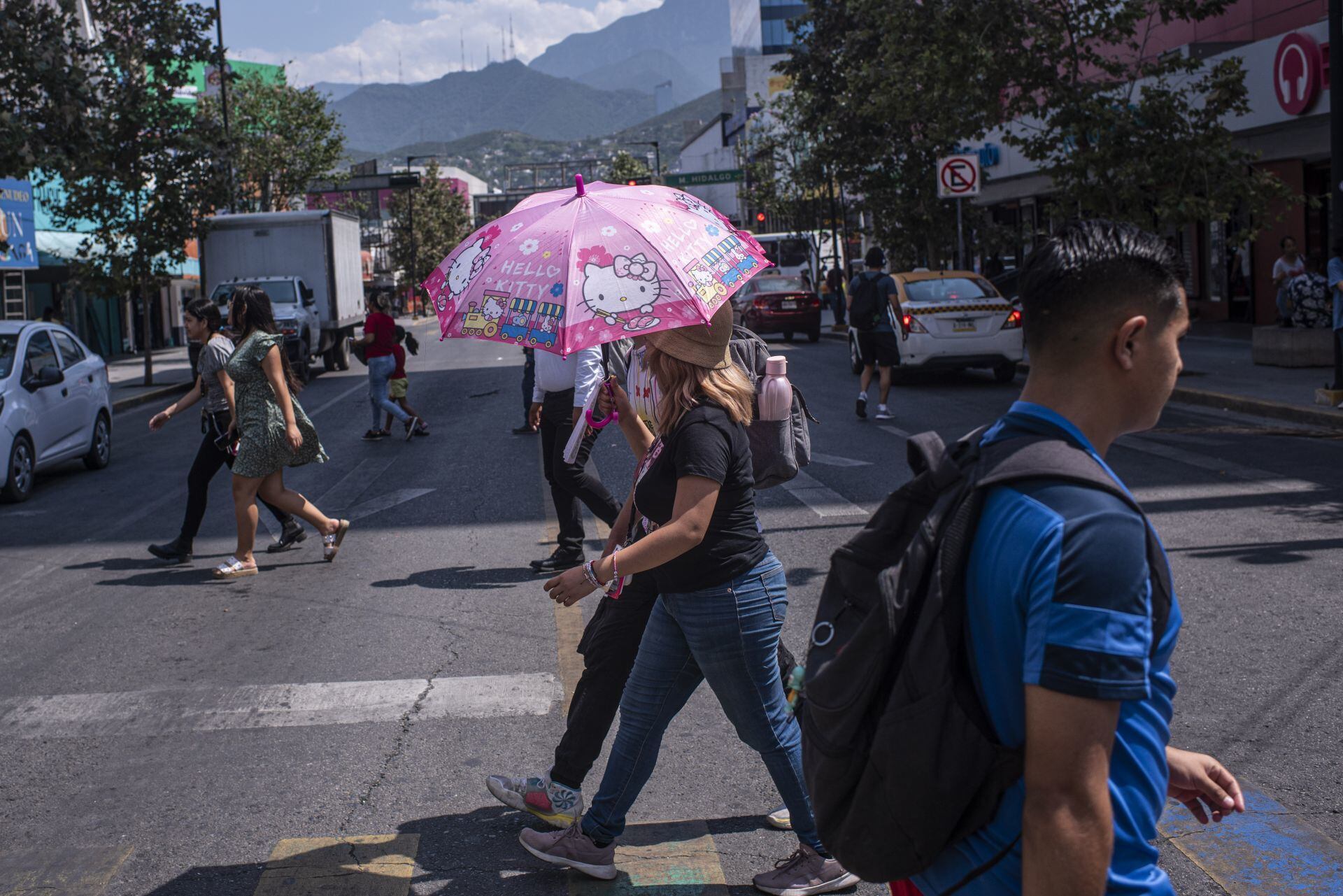 Con temperaturas que alcanzaron los 43 grados centígrados, los regiomontanos atraviesan las calles de la capital neolonesa