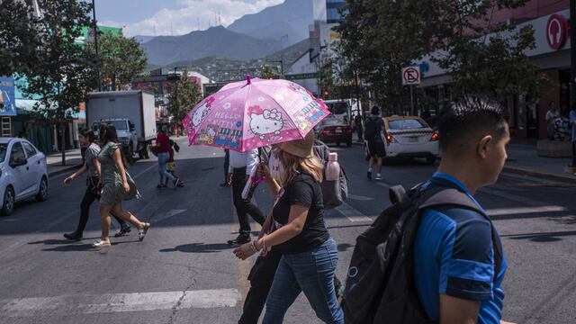 Con temperaturas que alcanzaron los 43 grados centígrados, los regiomontanos atraviesan las calles de la capital neolonesa