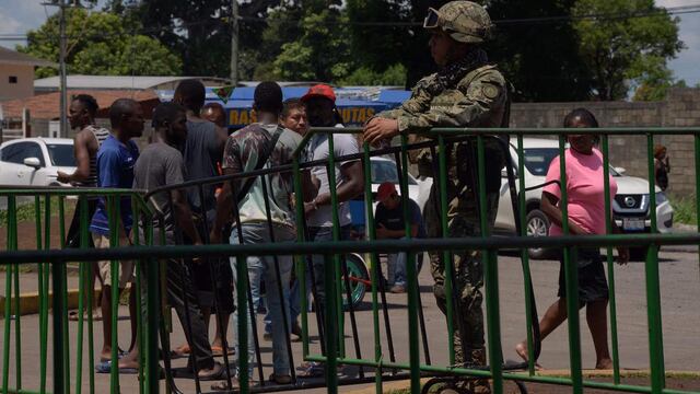 Militares en la estación migratoria Siglo XXI en Chiapas.