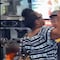 Golpea a empleadas de McDonald’s por un raspado (VIDEO)