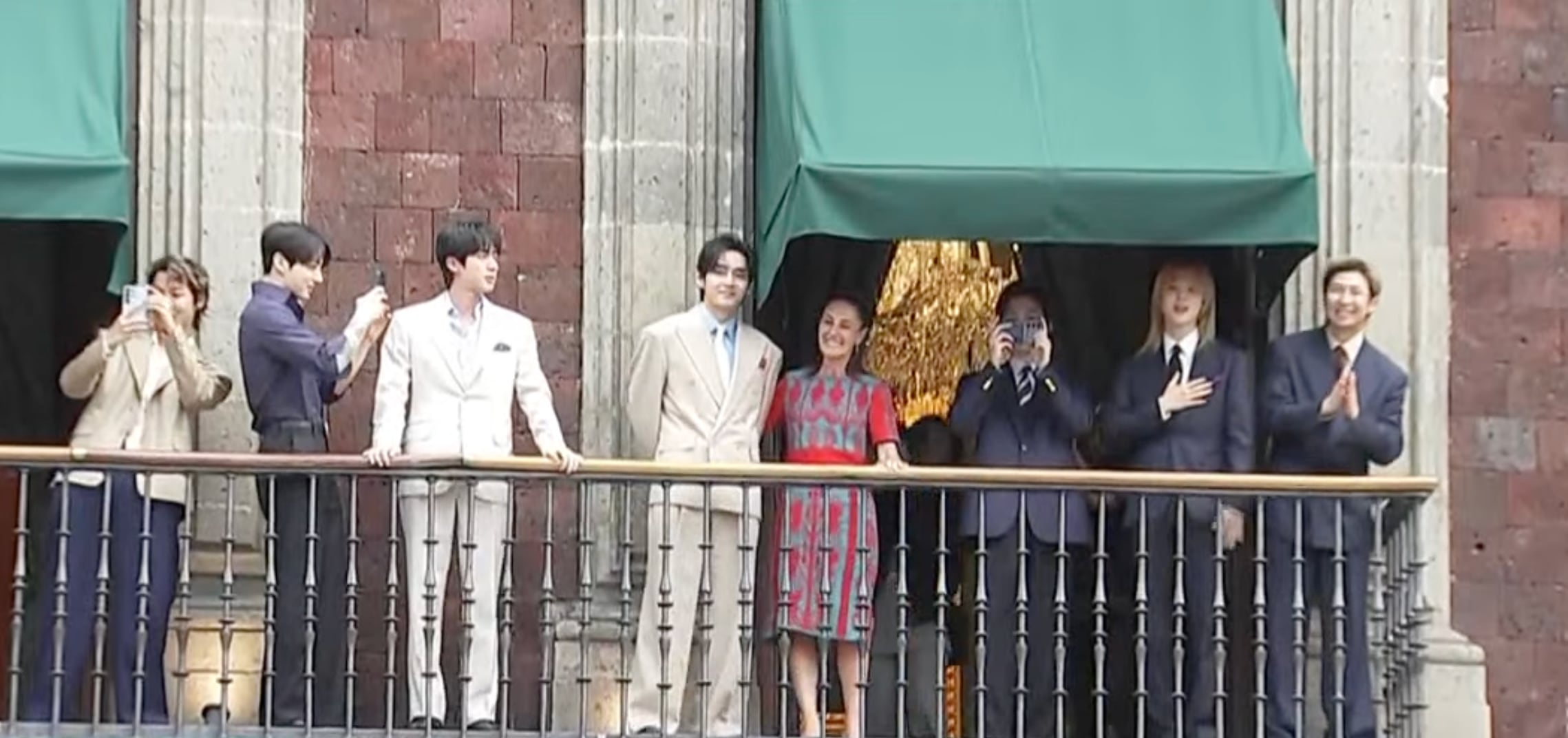 BTS sale al balcón de Palacio Nacional y desata euforia entre ARMY México