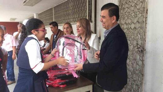 Regalan mochilas transparentes a alumnos de secundarias de Monterrey