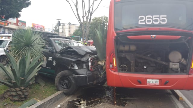 Metrobús choca con patrulla de CDMX en Eje 3 y Tepetlapa, Coyoacán
