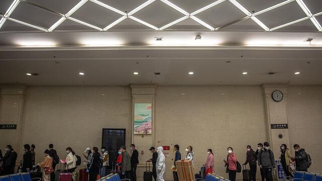 Personas saliendo de Wuhan en China