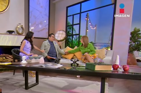 Alex Kaffie, conductor en Sale el Sol, se conmueve por Victoria Ruffo.