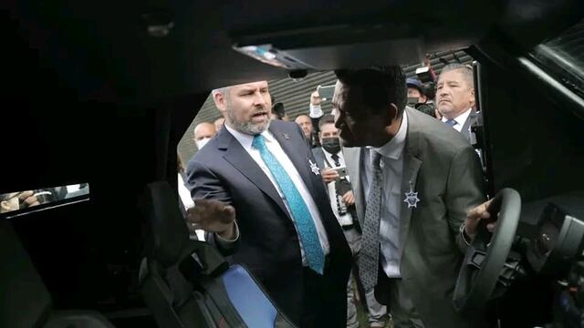 Alfredo Ramírez Bedolla viendo los Yagu de la Guardia Civil de Michoacán