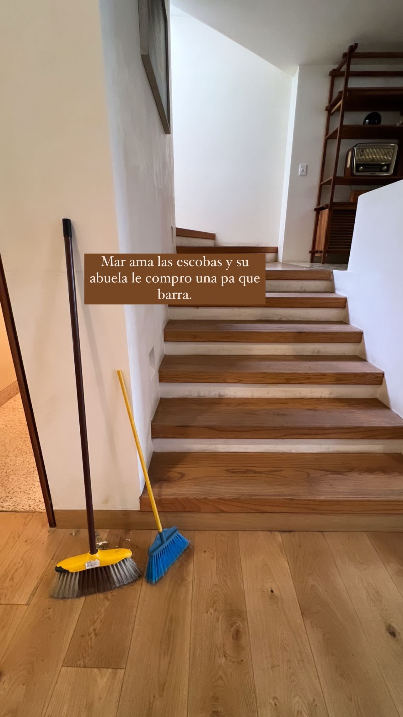 Mamá de Yuya le compró una escoba a su nieto Mar.