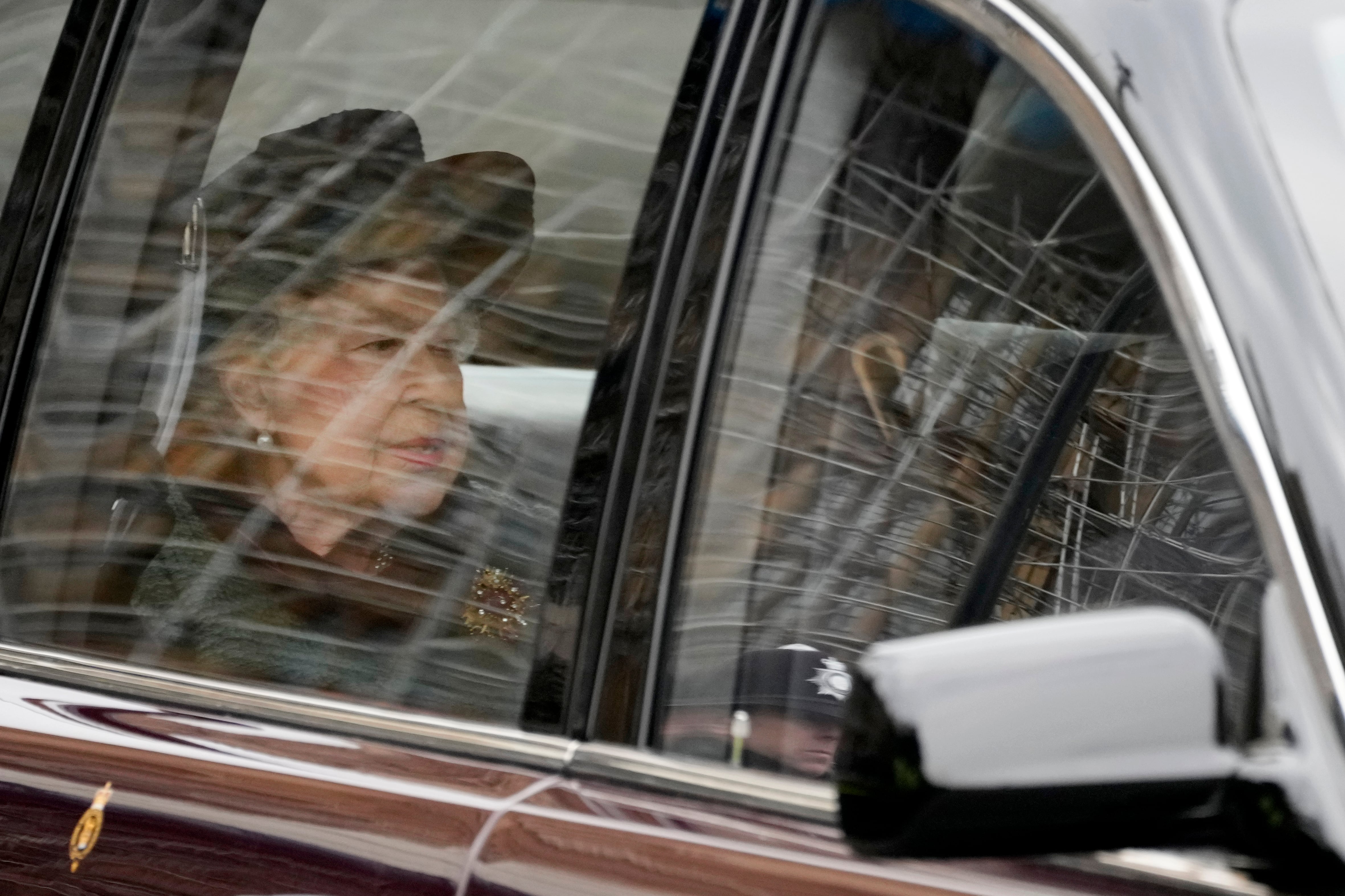 La reina Isabel II asiste a un servicio por el príncipe Felipe, duque de Edimburgo, en la Abadía de Westminster, Londres, el martes 29 de marzo de 2022