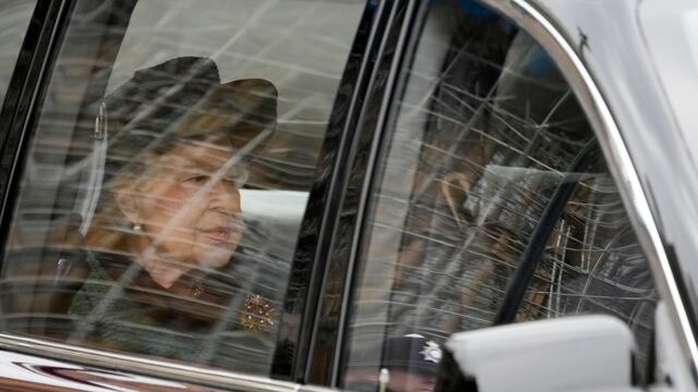 La reina Isabel II asiste a un servicio por el príncipe Felipe, duque de Edimburgo, en la Abadía de Westminster, Londres, el martes 29 de marzo de 2022