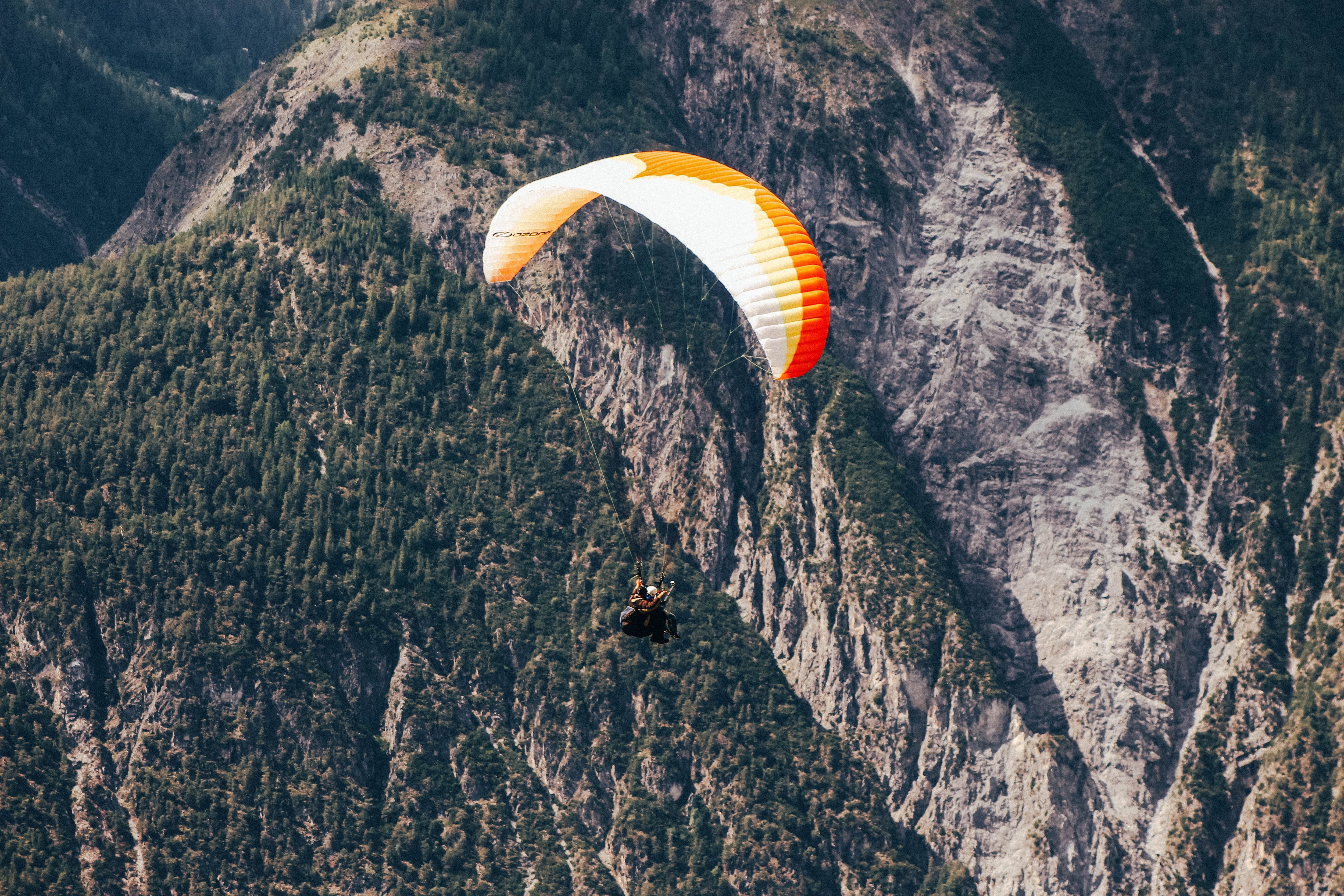 Intentar vencer su miedo a las alturas con un vuelo en parapente no fue la mejor idea.