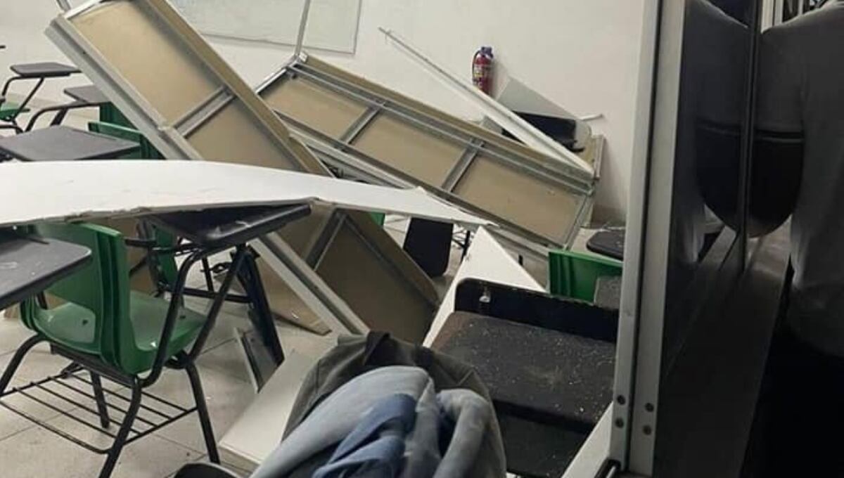 Se cae el plafón en salón de escuela en Colima