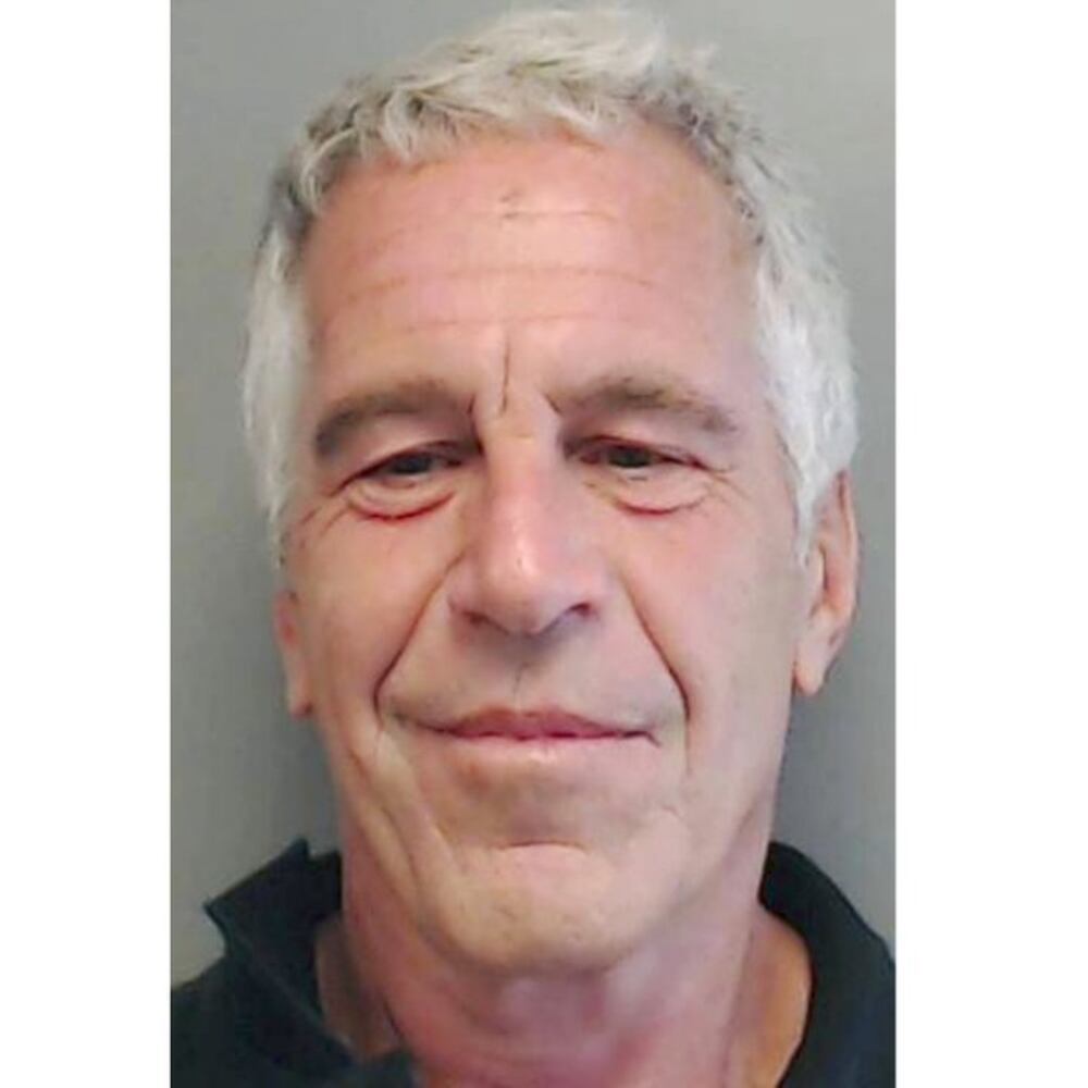 El millonario Jeffrey Epstein habría sido encontrado colgado de una litera