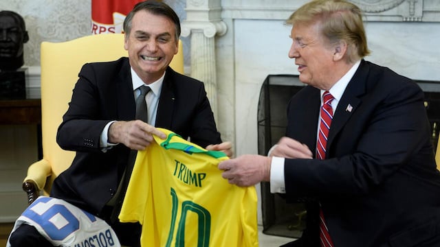 Jair Bolsonaro regala a Donald Trump jersey