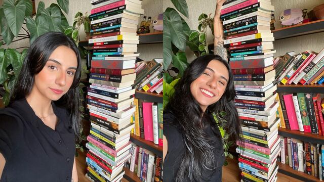 Mars Aguirre presume la torre de libros que se leyó durante 2022