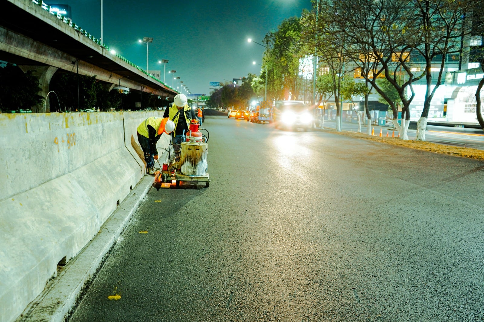 Delfina Gómez avanza en obras del Periférico Norte con balizamiento y luminarias.
