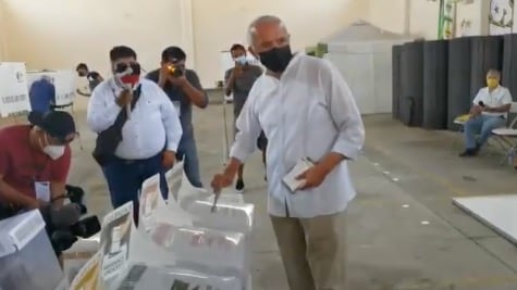 Elecciones 2021 en Nayarit: Miguel Ángel Navarro acude a votar