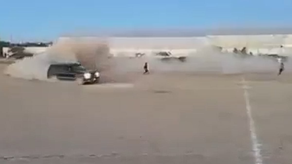 Camioneta entra a cancha de futbol en Guanajuato y atropella a dos hombres; hay un detenido