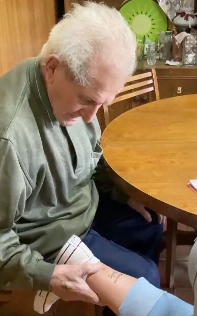 Se tatúa el nombre de sus abuelitos