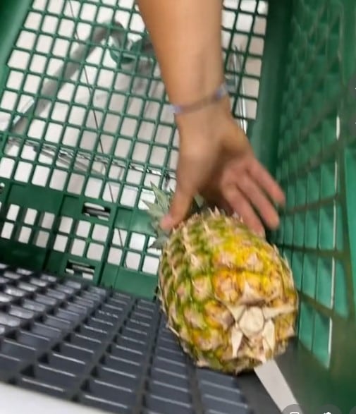 ¿Qué significa llevar una piña al supermercado? La rara tendencia para ligar en España explicada