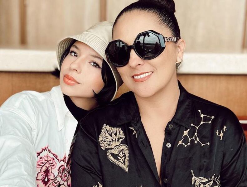 Ángela Aguilar con su mamá Aneliz Álvarez