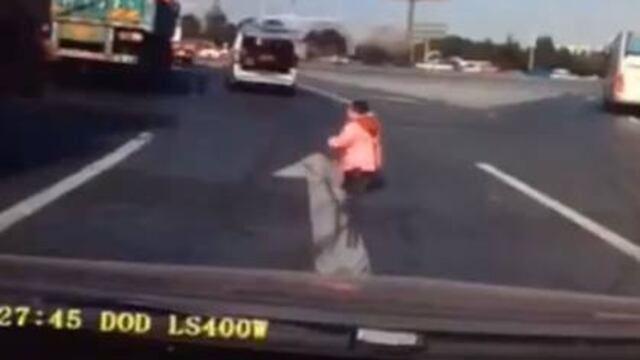 El pequeño alcanzó a ponerse a salvo.