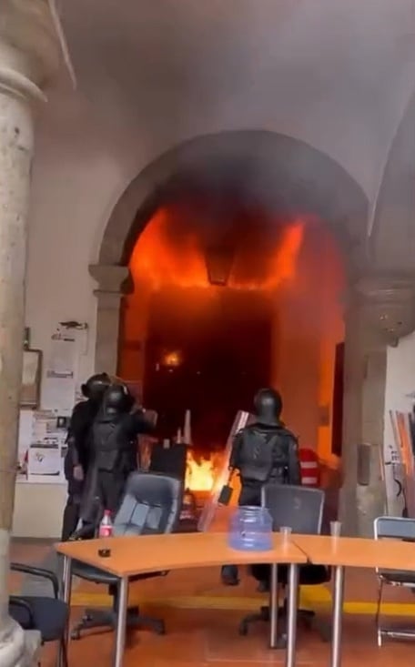 Encapuchados atacan e incendian el Congreso de Jalisco durante marcha