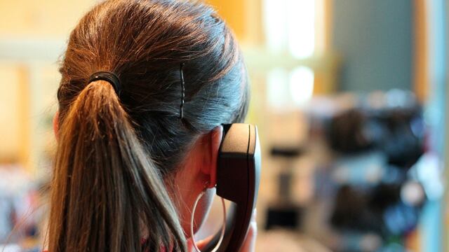 Mujer hablando por teléfono
