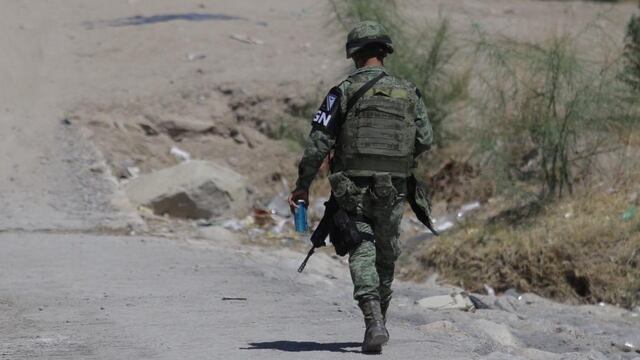 Elemento de la Guardia Nacional en la frontera entre Ciudad Juárez y El Paso