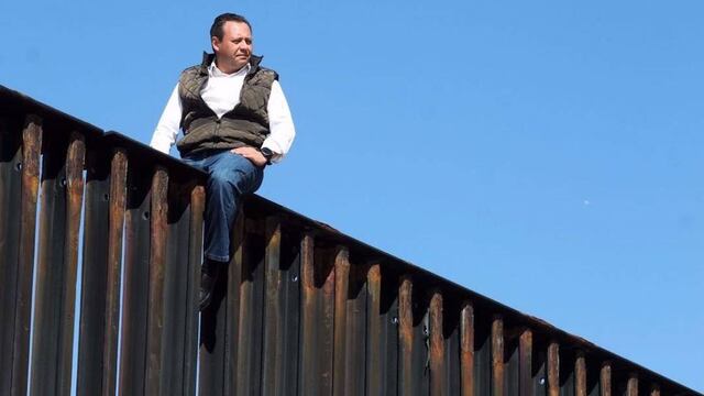 Diputado del PRI escala muro en Tijuana; 'es sencillo de saltar', asegura