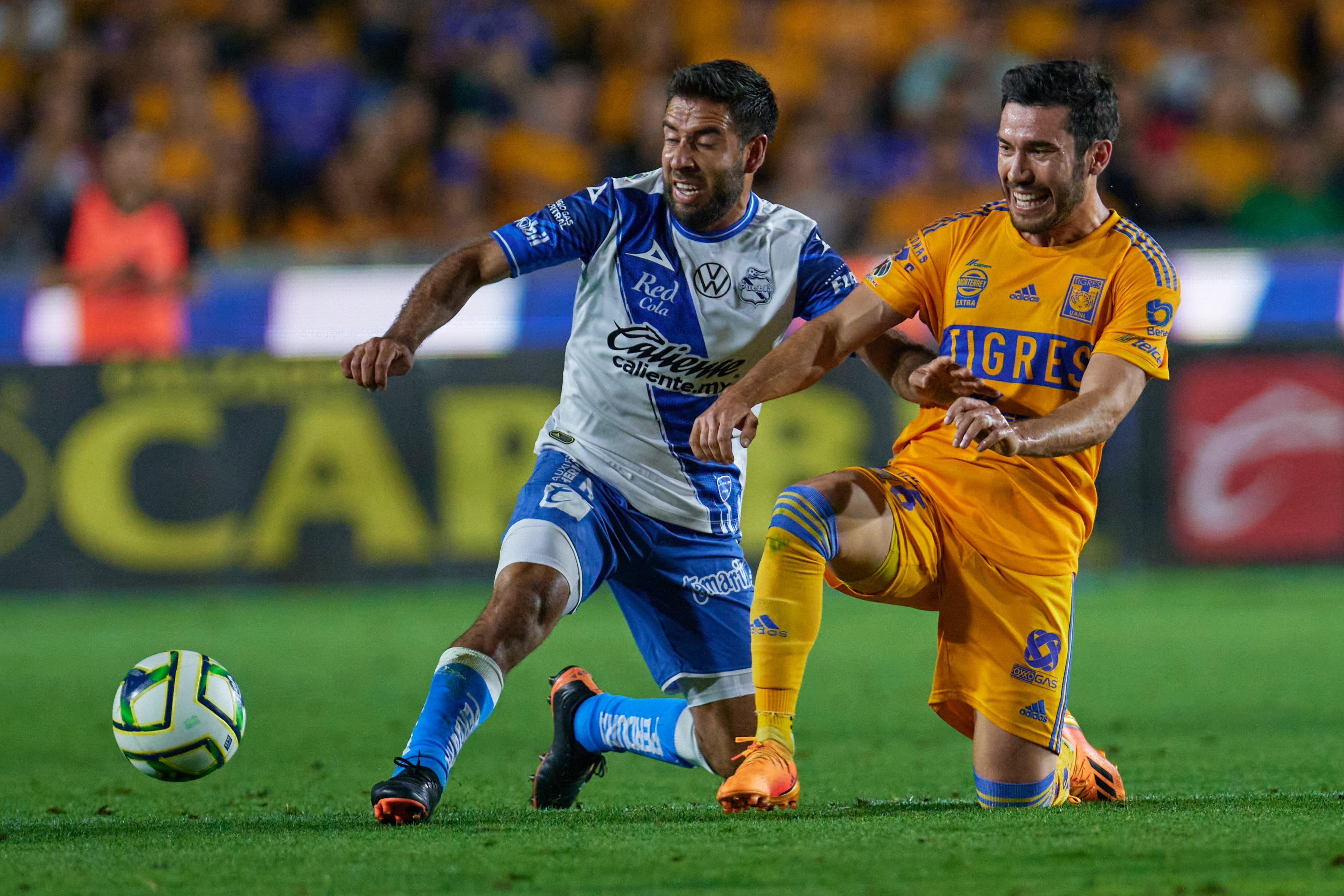 Club Tigres vs Club Puebla.