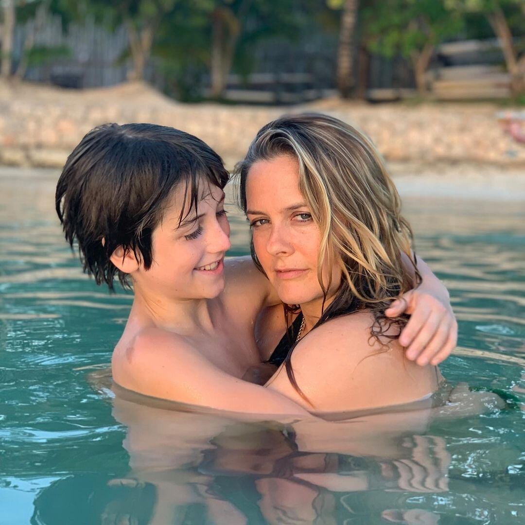 Alicia Silverstone duerme con su hijo de 11 años en la misma cama y levanta críticas