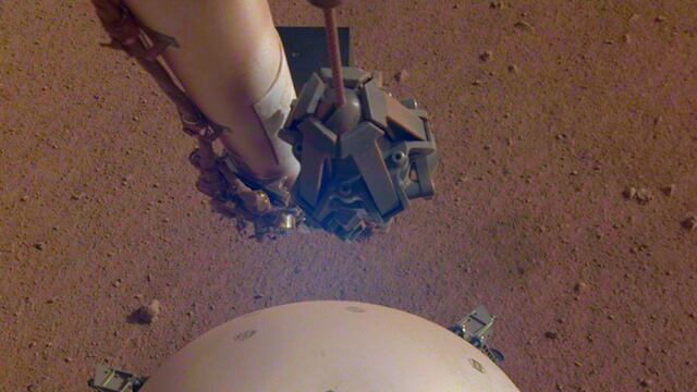 El escudo térmico contra el viento y la cúpula de InSight, que cubre su sismómetro instalado en Marte.